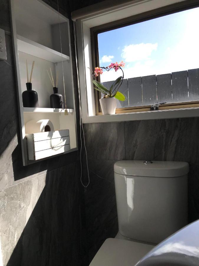 Onehunga Garden Tinyhouse With Parking Hotel Оукланд Екстериор снимка