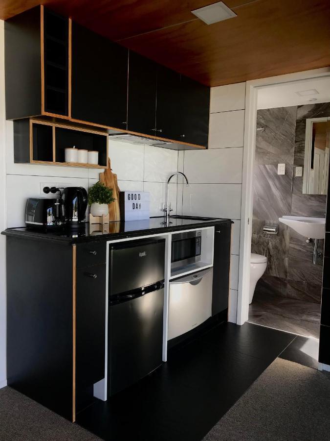 Onehunga Garden Tinyhouse With Parking Hotel Оукланд Екстериор снимка