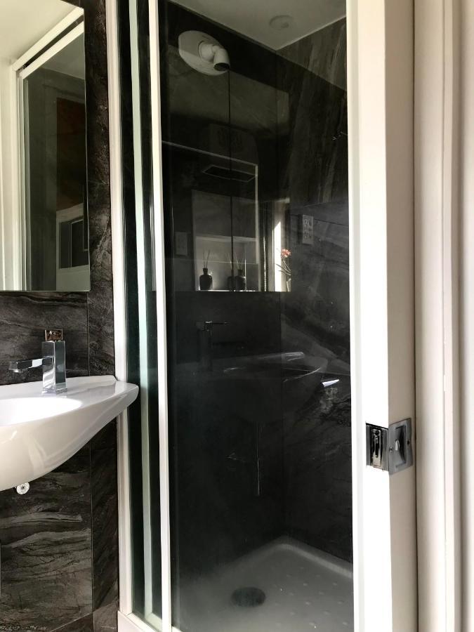 Onehunga Garden Tinyhouse With Parking Hotel Оукланд Екстериор снимка